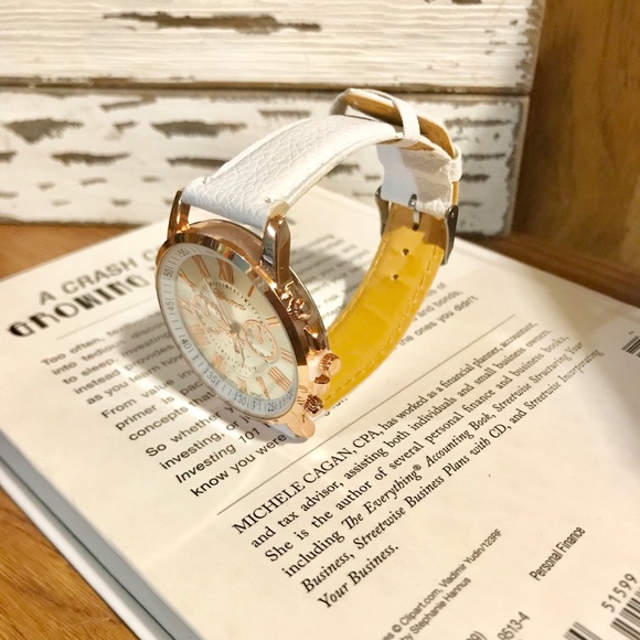 Luxury Fashion Faux Leather Analog Quartz Watch - Picture 4 of 4